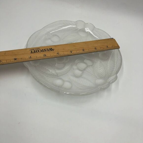 Vintage Frosted Glass Salad Plates Dinnerware Fruit Design Set of 2 Scalloped - Picture 9 of 10